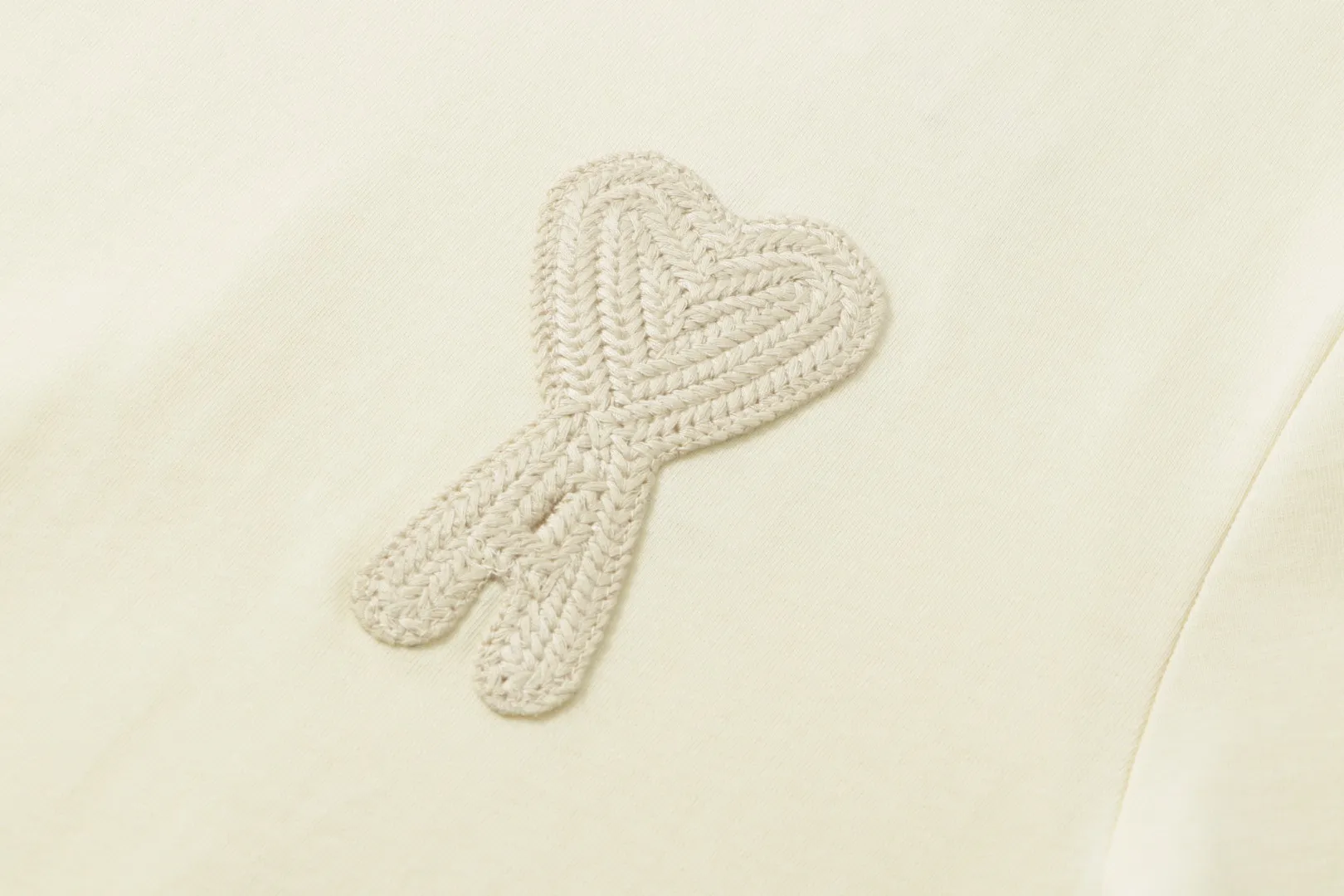 Style No.: A 007# P57 Ami 2026 Spring/Summer New Arrival T-shirt Short Sleeve The workmanship of this chapter is extremely cumbersome and complex. It uses water-soluble polyester and water-soluble thread to start the pattern, dye it, then air-dry, shape it, and then laser process the details. The process takes a long time, which distinguishes it from the junk version of the leaky bottom fabric on the market. We completely restore the correct version of the official website 1:1, with high-weight fabrics, synchronized detail routing, and restored official website letter embroidery, which is the only correct version on the entire network. Color: Apricot Red Black Red White Red Navy Blue Gray Apricot Black Sizes: S-XL